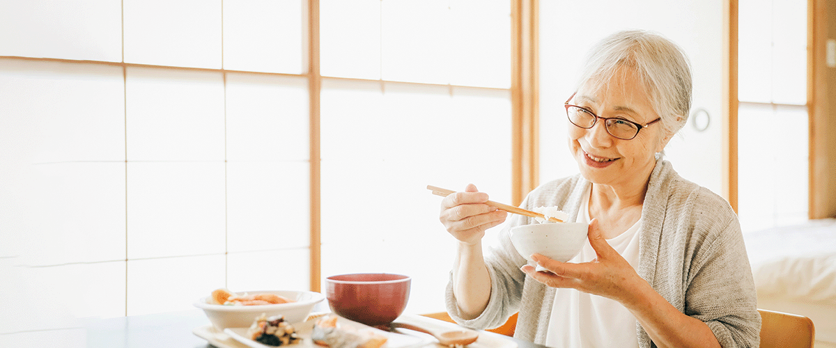 食事をする高齢女性
