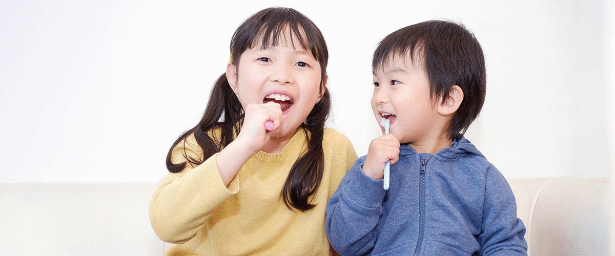 歯磨きする子供