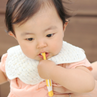 歯磨きする赤ちゃん