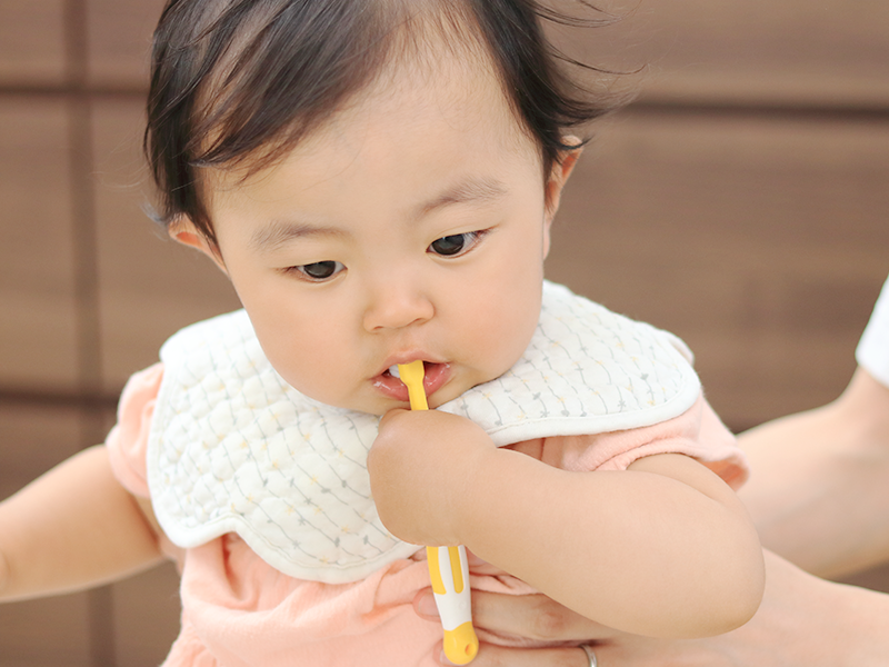 歯磨きする赤ちゃん