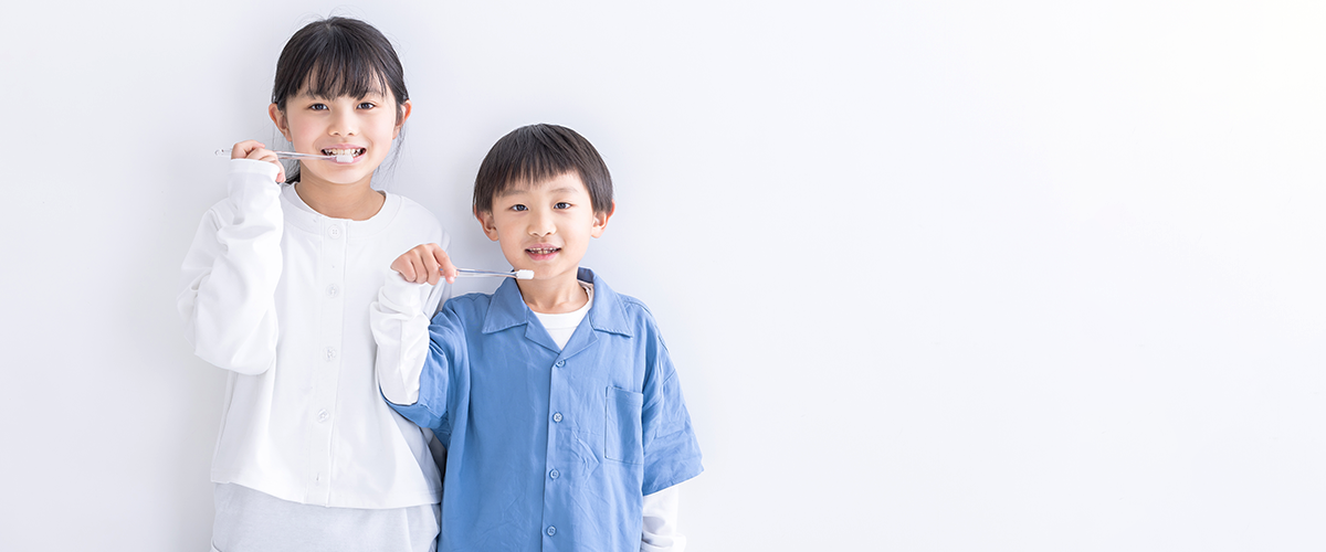 歯磨きする子供