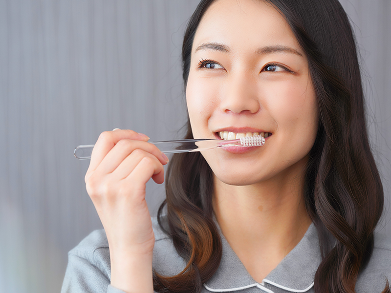 歯磨きする女性