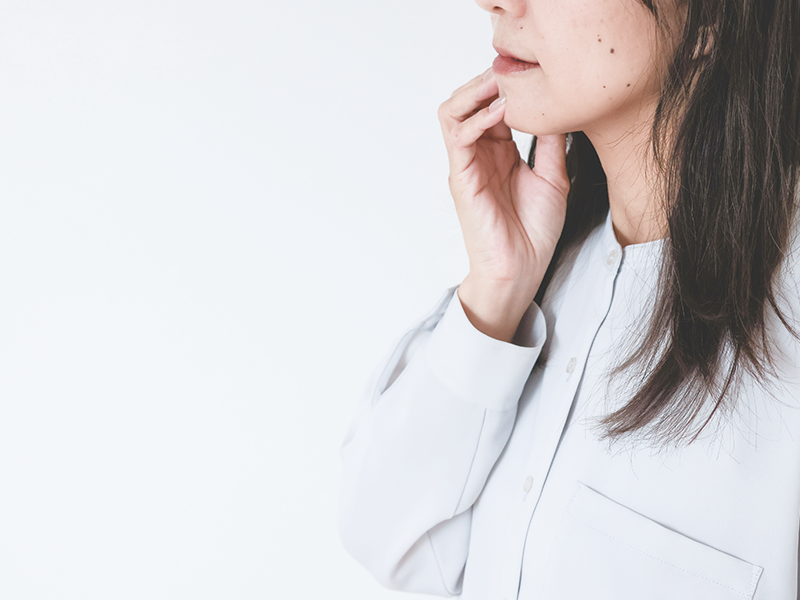 口周りに違和感を覚える女性