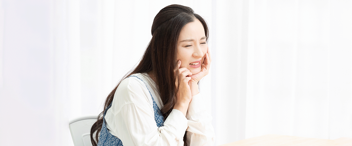 歯が染みる女性