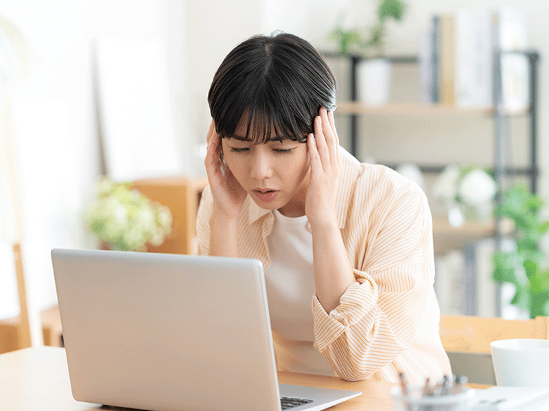 頭が痛む女性