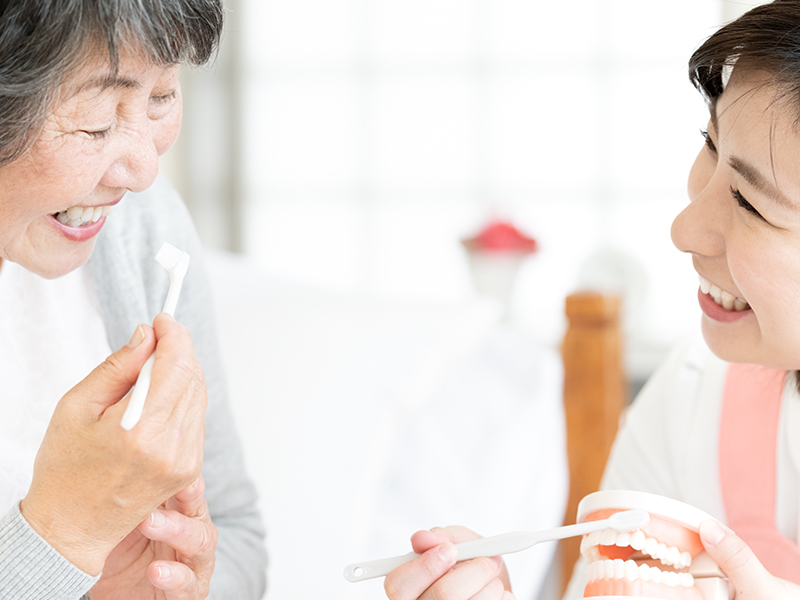 歯磨き指導する歯科衛生士