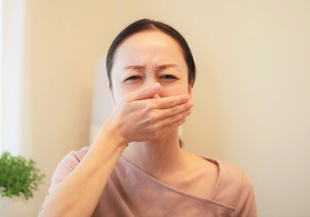 口元抑える女性